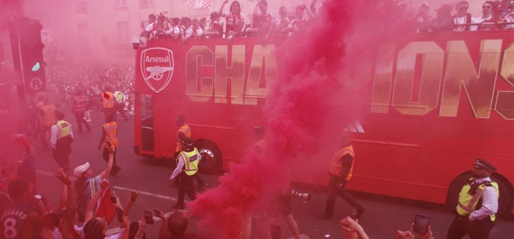 Los jugadores del Arsenal celebran la Premier League por las calles de Londres, un día después de perder la Liga de Campeones en Budapest. EFE/EPA/TOLGA AKMEN