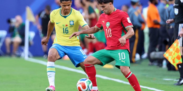 Fotografía del 13 de junio de 2026 en la que se observa a Douglas Santos, de Brasil (i), en acción contra Brahim Díaz (d), de Marruecos, durante el partido de la fase de grupos de la Copa Mundial de la FIFA 2026 entre Brasil y Marruecos en East Rutherford, Nueva Jersey (EE.UU.). EFE/OLGA FEDOROVA
