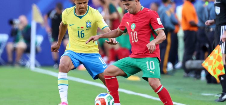 Fotografía del 13 de junio de 2026 en la que se observa a Douglas Santos, de Brasil (i), en acción contra Brahim Díaz (d), de Marruecos, durante el partido de la fase de grupos de la Copa Mundial de la FIFA 2026 entre Brasil y Marruecos en East Rutherford, Nueva Jersey (EE.UU.). EFE/OLGA FEDOROVA