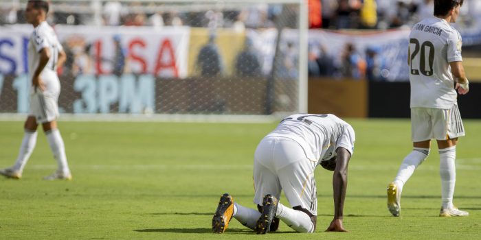 Antonio Rüdiger (c) del Real Madrid se lamenta este miércoles, al terminar un partido del Mundial de Clubes entre París Saint-Germain y Real Madrid en el estadio MetLife de Nueva York (Estados Unidos). EFE/Ángel Colmenares