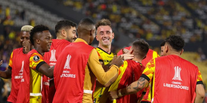 Jugadores del Barcelona de Ecuador fueron registrados este miércoles, 29 de mayo, al celebrar un gol que Damián Díaz (c) le anotó al Cobresal de Chile, durante un partido del grupo B de la Copa Libertadores, en el estadio Monumental Banco Pichincha de Guayaquil (Ecuador). EFE/Jonathan Miranda