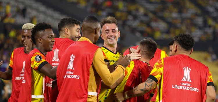 Jugadores del Barcelona de Ecuador fueron registrados este miércoles, 29 de mayo, al celebrar un gol que Damián Díaz (c) le anotó al Cobresal de Chile, durante un partido del grupo B de la Copa Libertadores, en el estadio Monumental Banco Pichincha de Guayaquil (Ecuador). EFE/Jonathan Miranda