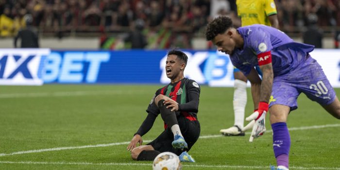 Ronwen Hayden Williams (derecha), del Mamelodi Sundowns, se enfrenta a Reda Slim (izquierda), del AS FAR, durante el partido de vuelta de la final de la Liga de Campeones de la CAF entre el AS FAR y el Mamelodi Sundowns, disputado en el Estadio Príncipe Moulay Abdellah de Rabat. EFE/EPA/JALAL MORCHIDI