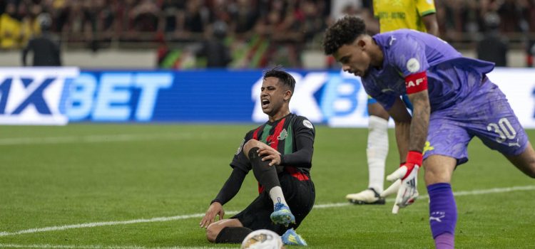 Ronwen Hayden Williams (derecha), del Mamelodi Sundowns, se enfrenta a Reda Slim (izquierda), del AS FAR, durante el partido de vuelta de la final de la Liga de Campeones de la CAF entre el AS FAR y el Mamelodi Sundowns, disputado en el Estadio Príncipe Moulay Abdellah de Rabat. EFE/EPA/JALAL MORCHIDI
