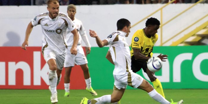 Franklin Flores (d), del Real España, disputa un balón con Sergi Palencia, de Los Ángeles FC, en un partido de la Copa de Campeones de Concacaf entre Real España y Los Ángeles FC en el estadio General Francisco Morazán en San Pedro Sula (Honduras). EFE/José Valle