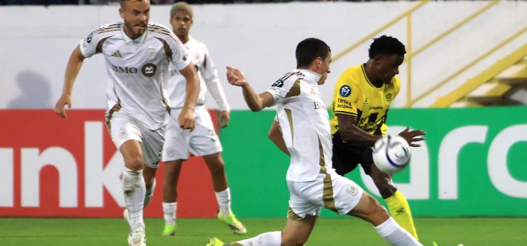 Franklin Flores (d), del Real España, disputa un balón con Sergi Palencia, de Los Ángeles FC, en un partido de la Copa de Campeones de Concacaf entre Real España y Los Ángeles FC en el estadio General Francisco Morazán en San Pedro Sula (Honduras). EFE/José Valle