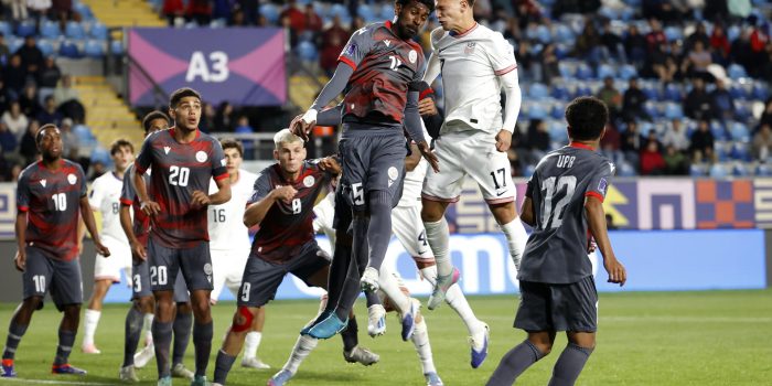 El estadounidense Frankie Westfield (c-d) disputa el balón con Pedro Soma de Nueva Caledonia este lunes, en el partido jugado en Rancagua que el equipo de las Barras y las Estrellas ganó por 9-1 en el Mundial sub-20 de Chile. EFE/ Elvis González