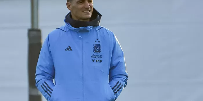 alt Argentino Scaloni agradece a su "padre futbolístico" Claudio Vivas, director deportivo de Costa Rica