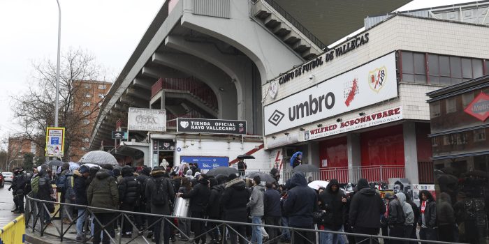 Fotografía de Kiko Huesca, en la que puede verse en una imagen de archivo del pasado 7 de febrero a aficionados a las puertas del Estadio de Vallecas de Madrid antes de la suspensión del encuentro previsto para esa fecha entre el Rayo Vallecano y el Oviedo. EFE