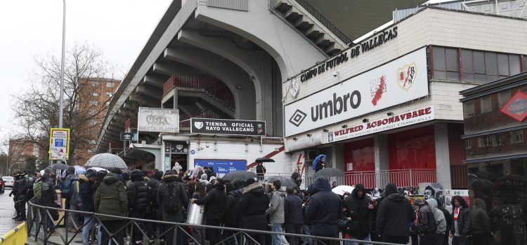 Fotografía de Kiko Huesca, en la que puede verse en una imagen de archivo del pasado 7 de febrero a aficionados a las puertas del Estadio de Vallecas de Madrid antes de la suspensión del encuentro previsto para esa fecha entre el Rayo Vallecano y el Oviedo. EFE