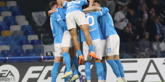 Los jugadores del Nápoles se abrazan a Giuseppe Ambrosino durante el partido de la Serie A que han jugdo SSC Napoli y US Sassuolo en Nápoles, Italia. EFE/EPA/CESARE ABBATE