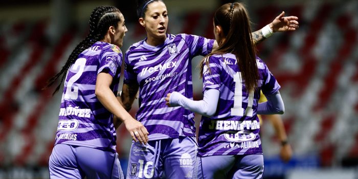 Diana Ordoñez (i), Jennifer Hermoso (c) y Jheniffer Da Silva (d) de Tigres celebran un gol este miércoles, durante un partido de la Liga MX Femenina entre Toluca y Tigres en el estadio Nemesio Diez en Toluca (México). EFE/Felipe Gutiérrez