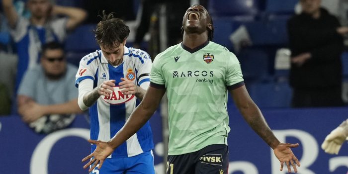 El delantero camerunés del Levante Etta Eyong se lamenta durante el partido de la jornada 32 de LaLiga que RCD Espanyol y Levante UD disputan este lunes en el RCDE Stadium. EFE/ Enric Fontcuberta
