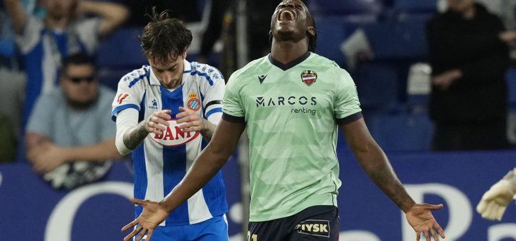 El delantero camerunés del Levante Etta Eyong se lamenta durante el partido de la jornada 32 de LaLiga que RCD Espanyol y Levante UD disputan este lunes en el RCDE Stadium. EFE/ Enric Fontcuberta