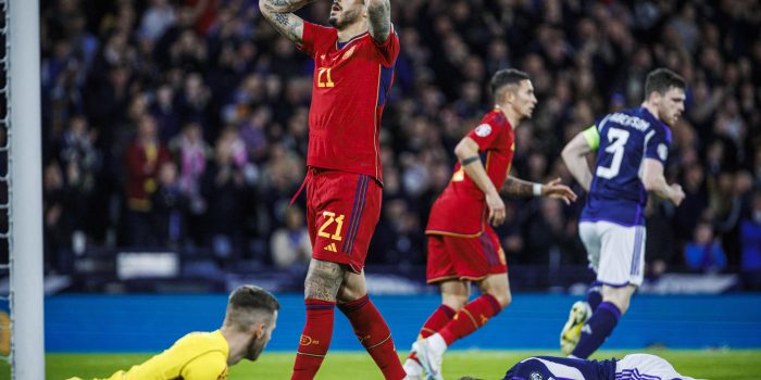 El delantero de la selección española Joselu Mato se lamenta de una ocasión fallada durante el partido de Clasificación para la Eurocopa 2024 entre las selecciones de Escocia y España en Hampden Park.- EFE/RFEF/Pablo García