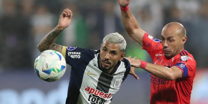 Sergio Peña (i), de Alianza Lima, disputa el balón con Marcelo Díaz, de Universidad de Chile, este jueves en un partido de cuartos de final de la Copa Sudamericana en el estadio Alejandro Villanueva. EFE/ Paolo Aguilar