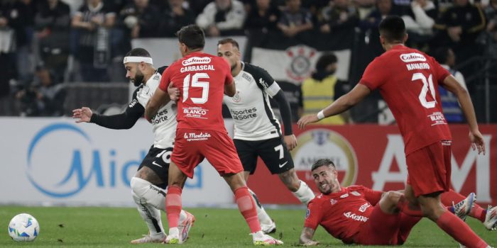 Memphis Depay (i) de Corinthians disputa un balón con Rafael Carrascal (2-i) de América en un partido de la fase de grupos de la Copa Sudamericana. EFE/ Sebastiao Moreira