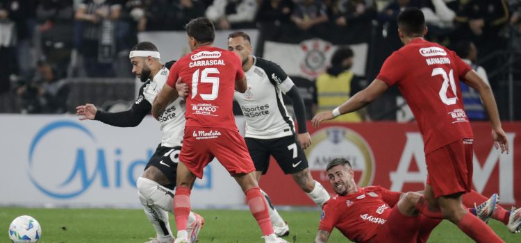 Memphis Depay (i) de Corinthians disputa un balón con Rafael Carrascal (2-i) de América en un partido de la fase de grupos de la Copa Sudamericana. EFE/ Sebastiao Moreira