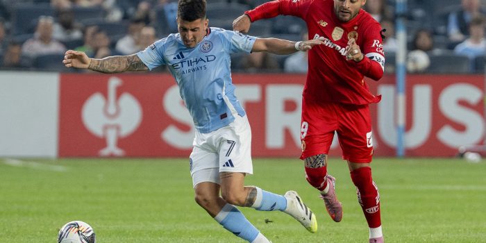 Alexis Vega (d), de Toluca, intenta marcar a Nicolás Fernández, de New York City, en el Yankee Stadium en Nueva York (Estados Unidos). EFE/Ángel Colmenares