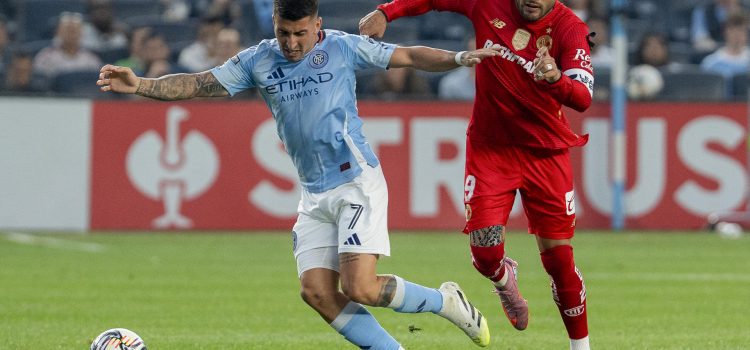 Alexis Vega (d), de Toluca, intenta marcar a Nicolás Fernández, de New York City, en el Yankee Stadium en Nueva York (Estados Unidos). EFE/Ángel Colmenares