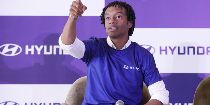 El futbolista colombiano Juan Guillermo Cuadrado habla durante una rueda de prensa en Bogotá (Colombia). EFE/ Carlos Ortega
