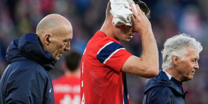 El internacional noruego Alexander Sorloth abandona el terreno de juego con un golpe en la cabeza durante el partido que enfrentó este martes a su selección con la de Suiza. EFE/ FREDRIK VARFJELL *Prohibido Noruega*