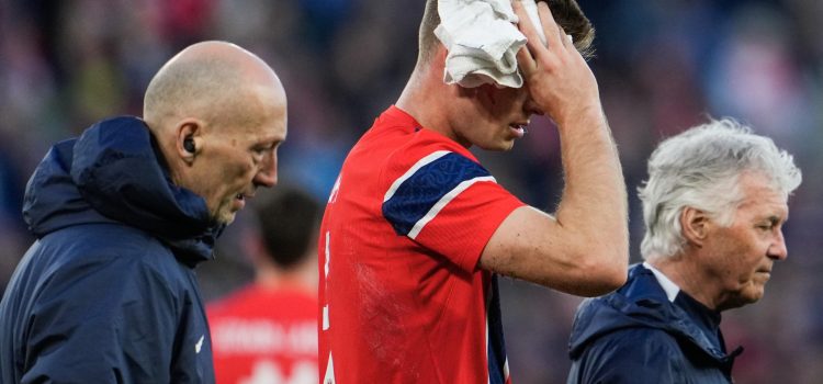 El internacional noruego Alexander Sorloth abandona el terreno de juego con un golpe en la cabeza durante el partido que enfrentó este martes a su selección con la de Suiza. EFE/ FREDRIK VARFJELL *Prohibido Noruega*