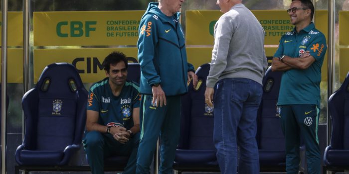 El seleccionador de Brasil, Carlo Ancelotti (c), habla con el exseleccionador y campeón del mundo en 2002, Luiz Felipe Scolari (c-d), y el director de fútbol de la selección brasileña, Rodrigo Caetano (d), durante un entrenamiento este jueves en la Granja Comary, en Teresópolis (Brasil). EFE/ Antonio Lacerda