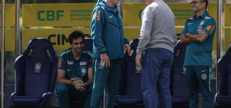 El seleccionador de Brasil, Carlo Ancelotti (c), habla con el exseleccionador y campeón del mundo en 2002, Luiz Felipe Scolari (c-d), y el director de fútbol de la selección brasileña, Rodrigo Caetano (d), durante un entrenamiento este jueves en la Granja Comary, en Teresópolis (Brasil). EFE/ Antonio Lacerda