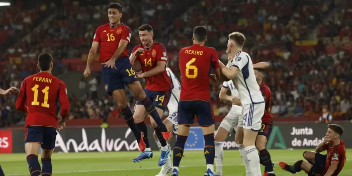 El centrocampista de España Rodri (2i) despeja un ataque de Escocia, durante el partido clasificatorio para la Eurocopa 2024 que estos dos equipos juegan este jueves en el estadio de La Cartuja de Sevilla. EFE/ Julio Muñoz