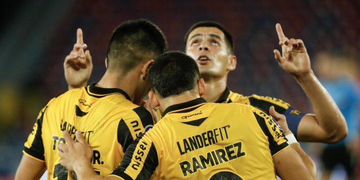 Jugadores de Guaraní celebran este jueves en el estadio asunceno La Nueva Olla una victoria de remontada por 2-1 que no alcanzó a impedir la clasificación de Universidad de Chile a los octavos de final de la Copa Sudamericana. EFE/ Juan Pablo Pino