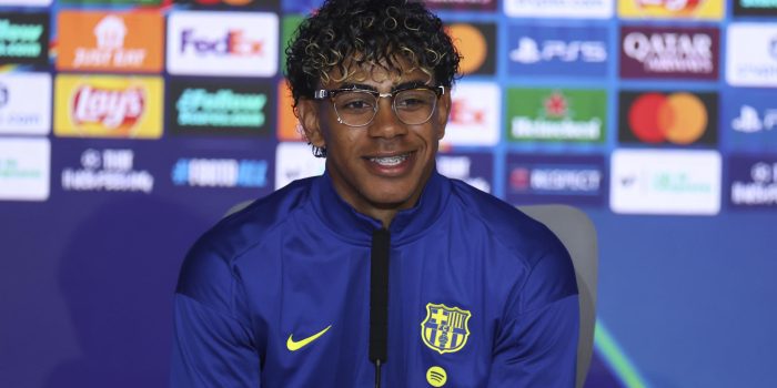 El delantero del Barcelona Lamine Yamal durante la rueda de prensa ofrecida este lunes en el estadio Metropolitano, en la víspera del partido de vuelta de cuartos de final de la Liga de Campeones que disputan ante el Atlético de Madrid. EFE/ Kiko Huesca