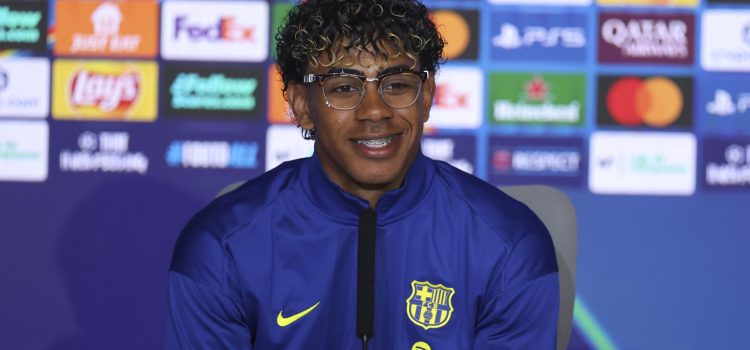 El delantero del Barcelona Lamine Yamal durante la rueda de prensa ofrecida este lunes en el estadio Metropolitano, en la víspera del partido de vuelta de cuartos de final de la Liga de Campeones que disputan ante el Atlético de Madrid. EFE/ Kiko Huesca