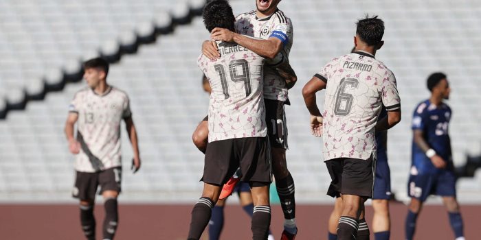 Fotografía cedida por la Federación de Fútbol de Chile que muestra a jugadores de la selección chilena celebrando un gol ante Cabo Verde en un partido amistoso. EFE/ Federación de Fútbol de Chile