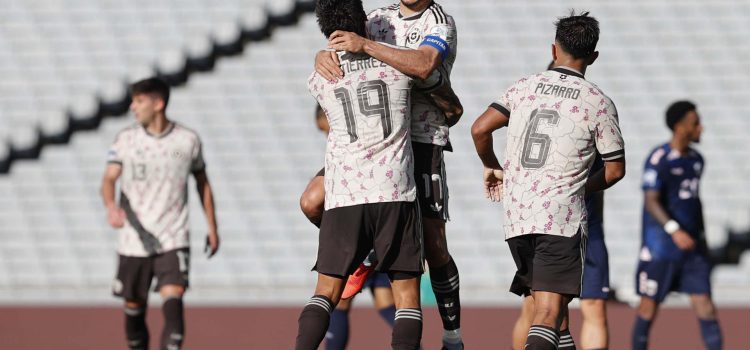Fotografía cedida por la Federación de Fútbol de Chile que muestra a jugadores de la selección chilena celebrando un gol ante Cabo Verde en un partido amistoso. EFE/ Federación de Fútbol de Chile
