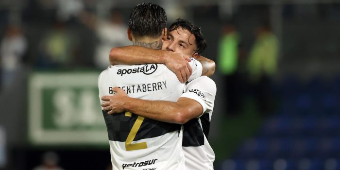 Jugadores de Olimpia celebran el triunfo en la Copa Sudameriana ante Sportivo Trinidense en el estadio Defensores del Chaco en Asunción (Paraguay). EFE/Juan Pablo Pino
