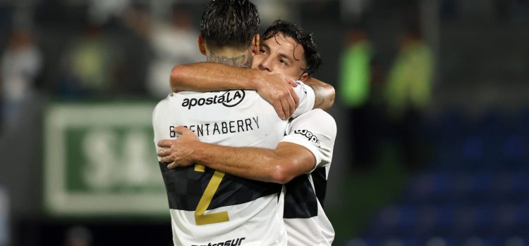 Jugadores de Olimpia celebran el triunfo en la Copa Sudameriana ante Sportivo Trinidense en el estadio Defensores del Chaco en Asunción (Paraguay). EFE/Juan Pablo Pino