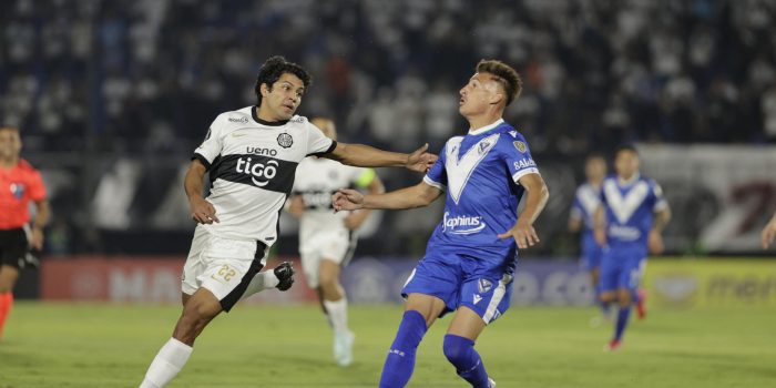 Robert Rojas (i) de Olimpia disputa un balón con Braian Romero de Vélez Sarsfield en un partido de la fase de grupos de la Copa Libertadores. EFE/ Juan Pablo Pino
