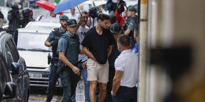 Rafa Mir (c) llega escoltado por la Guardia Civil al juzgado n. 8 de Llíria (Valencia) para pasar a disposición judicial, el 4 de septiembre de 2024, tras haber pasado dos días detenido después de haber sido denunciado por una joven por una doble agresión sexual. EFE/ Kai Försterling