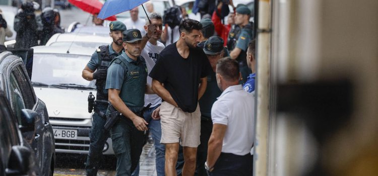 Rafa Mir (c) llega escoltado por la Guardia Civil al juzgado n. 8 de Llíria (Valencia) para pasar a disposición judicial, el 4 de septiembre de 2024, tras haber pasado dos días detenido después de haber sido denunciado por una joven por una doble agresión sexual. EFE/ Kai Försterling