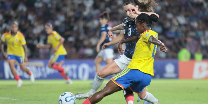 Sophia Braun, de Argentina (i), disputa un balón con Linda Caicedo, de Colombia, durante un partido de la Liga de Naciones Femenina entre Argentina y Colombia en el estadio Ciudad de Lanús en Lanús (Argentina). EFE/Adan González