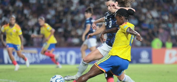 Sophia Braun, de Argentina (i), disputa un balón con Linda Caicedo, de Colombia, durante un partido de la Liga de Naciones Femenina entre Argentina y Colombia en el estadio Ciudad de Lanús en Lanús (Argentina). EFE/Adan González