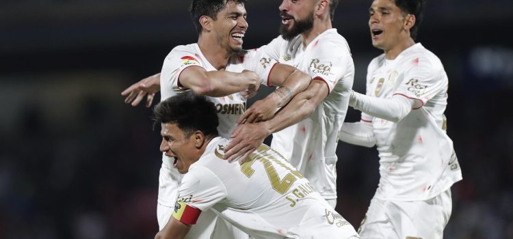 Jugadores de Toluca celebran un gol durante un partido del torneo Clausura 2026 de la Liga MX en el estadio Olímpico Universitario en Ciudad de México (México). EFE/Isaac Esquivel