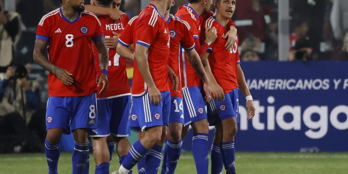 Alexis Sánchez (d) de Chile celebra un gol ante Paraguay este 27 de marzo de 2023, en un partido amistoso internacional entre las selecciones de Chile y Paraguay. EFE/ Elvis González