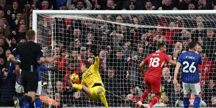 El jugador del Liverpool Cody Gakpo logra el 4-0 durante el partido de la Premier League que han jugado Liverpool FC e Ipswich Town, en Liverpool, Reino Unido. EFE/EPA/ADAM VAUGHAN