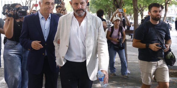 El expresidente del FC Barcelona Sandro Rosell, junto a su abogado Pau Molins (i), a su salida de la Ciudad de la Justicia de Barcelona donde ha declarado como investigado ante la jueza del caso Negreira, que pretende aclarar el motivo de los más de 7 millones de euros que el exvicepresidente del Comité Técnico de Árbitros (CTA), José María Enríquez Negreira, recibió del FC Barcelona entre 2001 y 2018, en una jornada en la que también ha tomado declaración como investigado al expresidentes del Barça Josep Maria Bartomeu. EFE/Quique García