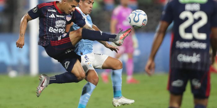 Irven Ávila (i) de Sporting Cristal disputa el balón con Juan David Ríos de Junior este martes, en partido de la tercera jornada de la fase de grupos de la Copa Libertadores jugado en el estadio Alejandro Villanueva de Lima. EFE/ Paolo Aguilar