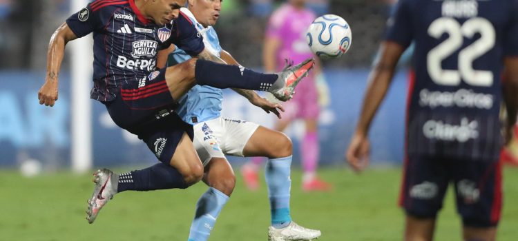 Irven Ávila (i) de Sporting Cristal disputa el balón con Juan David Ríos de Junior este martes, en partido de la tercera jornada de la fase de grupos de la Copa Libertadores jugado en el estadio Alejandro Villanueva de Lima. EFE/ Paolo Aguilar