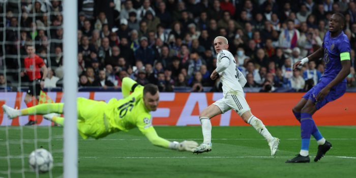 El guardameta alemán del AS Mónaco, Philipp Köhn (i), intenta detener el remate del centrocampista argentino del Real Madrid, Mastantuono, en la jugada que ha significado el tercer gol del equipo madridista durante el encuentro correspondiente a la Liga de Campeones UEFA que disputaron el Real Madrid y el AS Mónaco, en el estadio Santiago Bernabéu en Madrid. EFE/ Kiko Huesca.