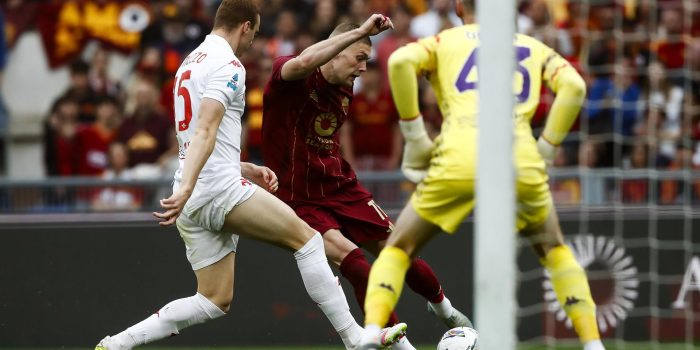 El jugador del Fiorentina Pietro Comuzzo (I) y Artem Dovbyk (d) , del Roma, durante el partido de la Serie A que han jugado AS Roma y ACF Fiorentina, en RomaItalia, Roma. EFE/EPA/ANGELO CARCONI
